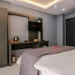 Ruby Apartment *